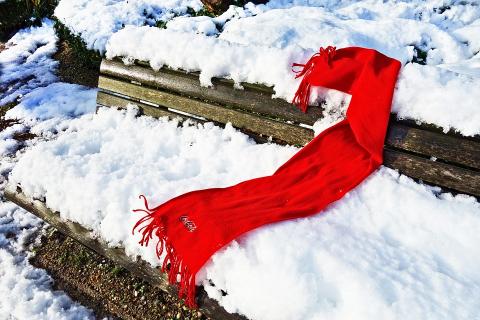 A red scarf. The Thai for "a red scarf" is "ผ้าพันคอสีแดง".