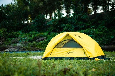 A yellow tent. The Thai for "a yellow tent" is "เตนท์สีเหลือง".