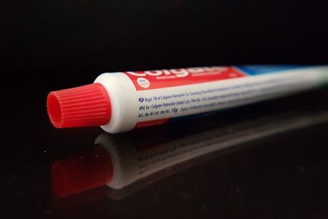 A tube of toothpaste. The Thai for "a tube of toothpaste" is "ยาสีฟันหนึ่งหลอด".
