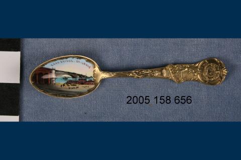 A gold spoon. The Thai for "a gold spoon" is "ช้อนทอง".