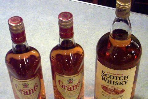 Three bottles of whisky. The Thai for "three bottles of whisky" is "เหล้าสามขวด".