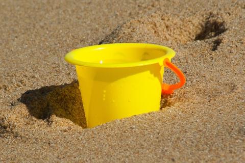 A yellow bucket. The Thai for "a yellow bucket" is "ถังน้ำสีเหลือง".