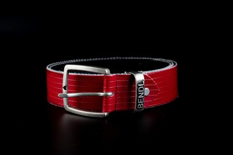 A red belt. The Thai for "a red belt" is "เข็มขัดสีแดง".