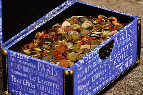 A box of coins. The Thai for "a box of coins" is "เหรียญหนึ่งกล่อง".