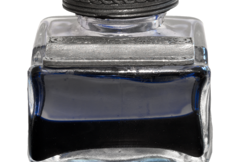 A bottle of blue ink. The Thai for "a bottle of blue ink" is "หมึกสีน้ำเงินหนึ่งขวด".