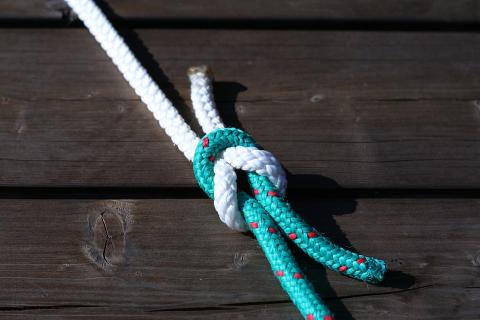 Two ropes. The Thai for "two ropes" is "เชือกสองเส้น".