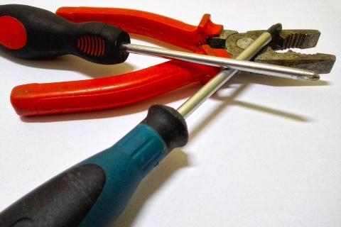 Two screwdrivers and a pair of pliers. The Thai for "two screwdrivers and a pair of pliers" is "ไขควงสองอันและคีมหนึ่งอัน".