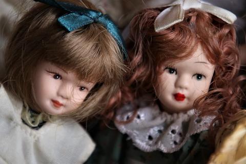 Two dolls. The Thai for "two dolls" is "ตุ๊กตาสองตัว".