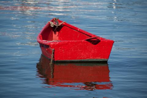 A red boat. The Thai for "a red boat" is "เรือสีแดง".