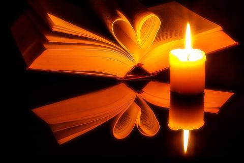 A candle and a book. The Thai for "a candle and a book" is "เทียนและหนังสือ".