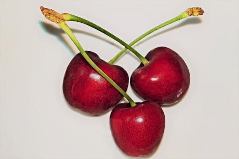 Three cherries. The Thai for "three cherries" is "เชอร์รี่สามลูก".