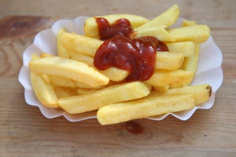 French fries and ketchup. The Thai for "french fries and ketchup" is "เฟรนช์ฟรายและซอสมะเขือเทศ".