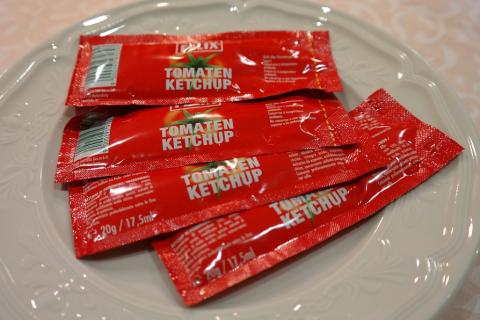 Four packets of ketchup. The Thai for "four packets of ketchup" is "ซอสมะเขือเทศสี่ซอง".