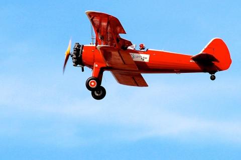 A red plane. The Thai for "a red plane" is "เครื่องบินสีแดง".