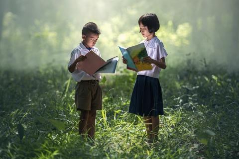 Two students. The Thai for "two students" is "นักเรียนสองคน".