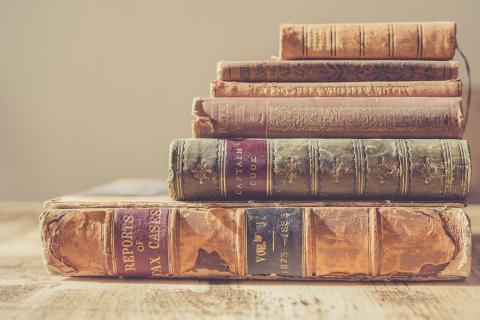 A pile of old books. The Thai for "a pile of old books" is "กองหนังสือเก่า".