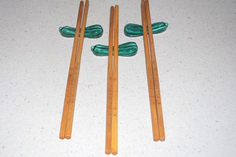 Three pairs of chopsticks. The Thai for "three pairs of chopsticks" is "ตะเกียบสามคู่".
