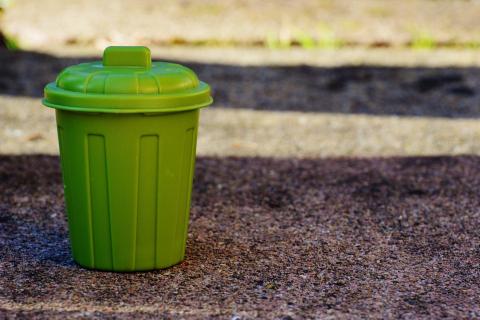 A green bin. The Thai for "a green bin" is "ถังขยะสีเขียว".