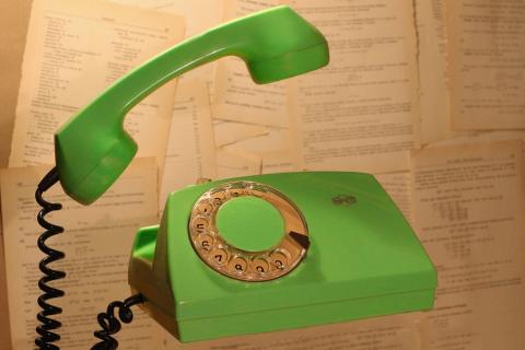 A green telephone. The Thai for "a green telephone" is "โทรศัพท์สีเขียว".