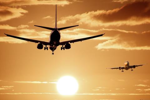 Two planes. The Thai for "two planes" is "เครื่องบินสองลำ".