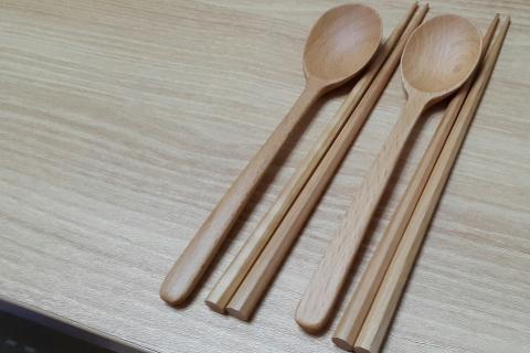 Two spoons and two pairs of chopsticks. The Thai for "two spoons and two pairs of chopsticks" is "ช้อนสองอันและตะเกียบสองคู่".