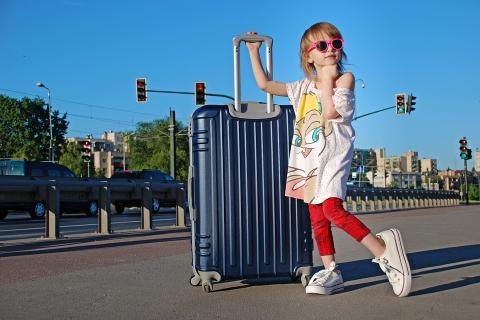 A girl and a suitcase. The Thai for "a girl and a suitcase" is "เด็กผู้หญิงและกระเป๋าเดินทาง".