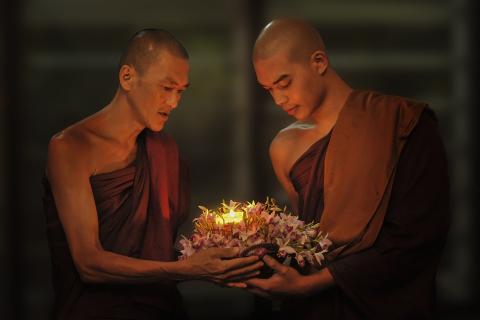Two monks. The Thai for "two monks" is "พระสองรูป".
