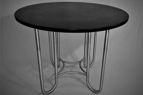 A steel table. The Thai for "a steel table" is "โต๊ะเหล็ก".