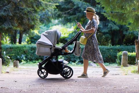 A woman and a stroller. The Thai for "a woman and a stroller" is "ผู้หญิงและรถเข็นเด็ก".