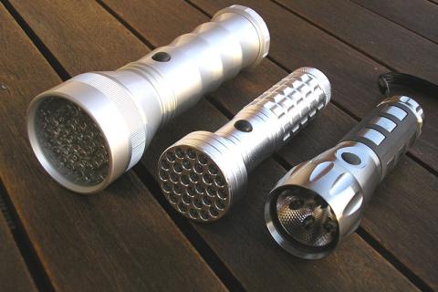 Three flashlights. The Thai for "three flashlights" is "ไฟฉายสามอัน".