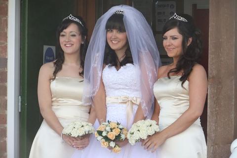 A bride and two bridesmaids. The Thai for "a bride and two bridesmaids" is "เจ้าสาวและเพื่อนเจ้าสาวสองคน".