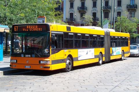 A yellow bus. The Thai for "a yellow bus" is "รถเมล์สีเหลือง".