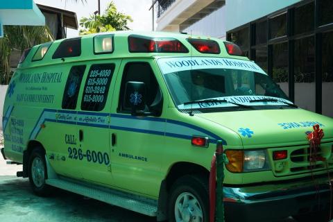A green ambulance. The Thai for "a green ambulance" is "รถพยาบาลสีเขียว".