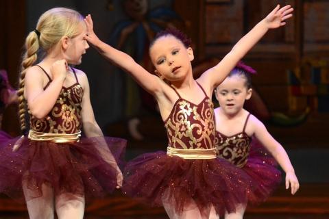 Three child dancers. The Thai for "three child dancers" is "นักเต้นเด็กสามคน".