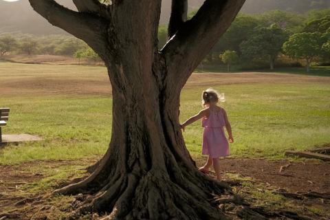 A tree and a girl. The Thai for "a tree and a girl" is "ต้นไม้และเด็กผู้หญิง".