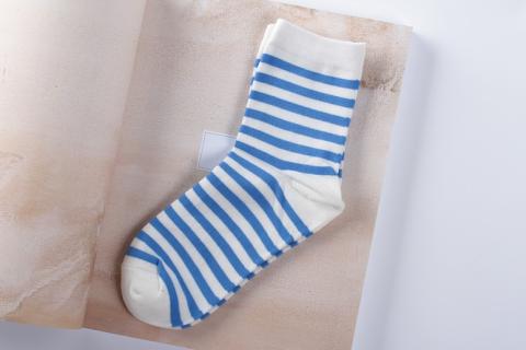 A pair of white and blue striped socks. The Thai for "a pair of white and blue striped socks" is "ถุงเท้าลายขาวน้ำเงินหนึ่งคู่".