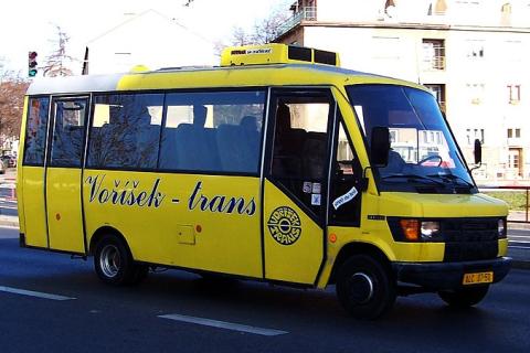 A yellow minibus. The Thai for "a yellow minibus" is "รถตู้สีเหลือง".