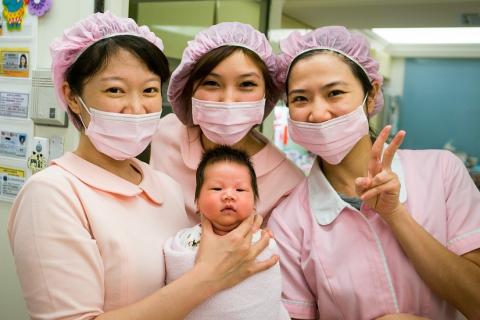 A baby and three nurses. The Thai for "a baby and three nurses" is "เด็กทารกและพยาบาลสามคน".
