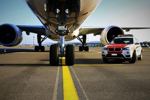 A police car and a plane. The Thai for "a police car and a plane" is "รถตำรวจและเครื่องบิน".