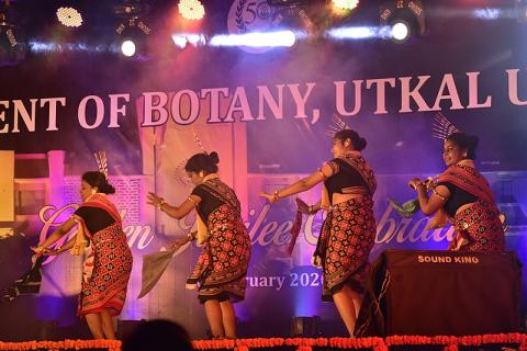 Four dancers. The Thai for "four dancers" is "นักเต้นสี่คน".