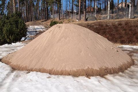 A pile of sand. The Thai for "a pile of sand" is "กองทราย".