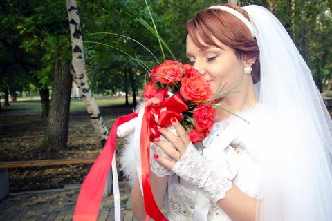 A bride and a bouquet of roses. The Thai for "a bride and a bouquet of roses" is "เจ้าสาวและช่อดอกกุหลาบ".
