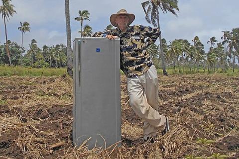 An old man and a refrigerator. The Thai for "an old man and a refrigerator" is "ชายชราและตู้เย็น".