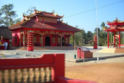 A chinese temple. The Thai for "a chinese temple" is "วัดจีน".