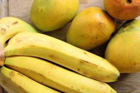 Yellow fruits. The Thai for "yellow fruits" is "ผลไม้สีเหลือง".