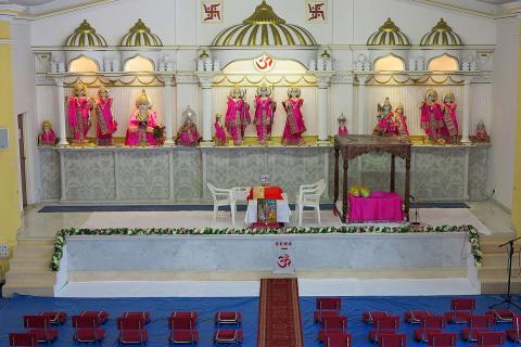 A hindu temple. The Thai for "a hindu temple" is "วัดแขก".