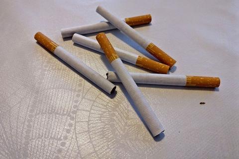 Six cigarettes. The Thai for "six cigarettes" is "บุหรี่หกมวน".