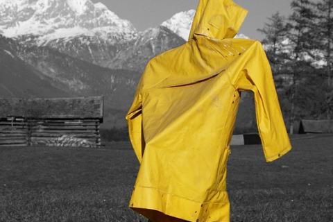 A yellow raincoat. The Thai for "a yellow raincoat" is "เสื้อกันฝนสีเหลือง".