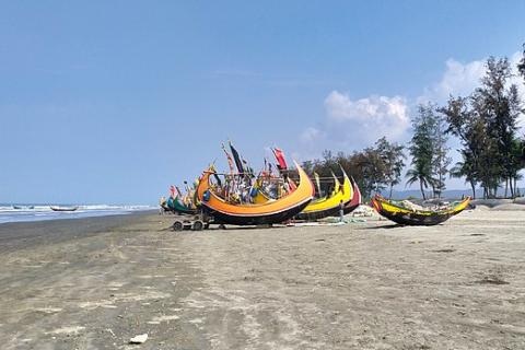 A group of boats on the beach. The Thai for "a group of boats on the beach" is "กลุ่มเรือบนชายหาด".