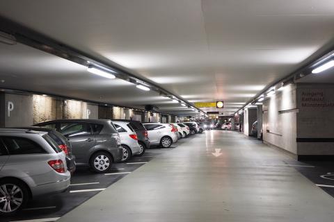 An indoor car park. The Thai for "an indoor car park" is "ที่จอดรถในอาคาร".